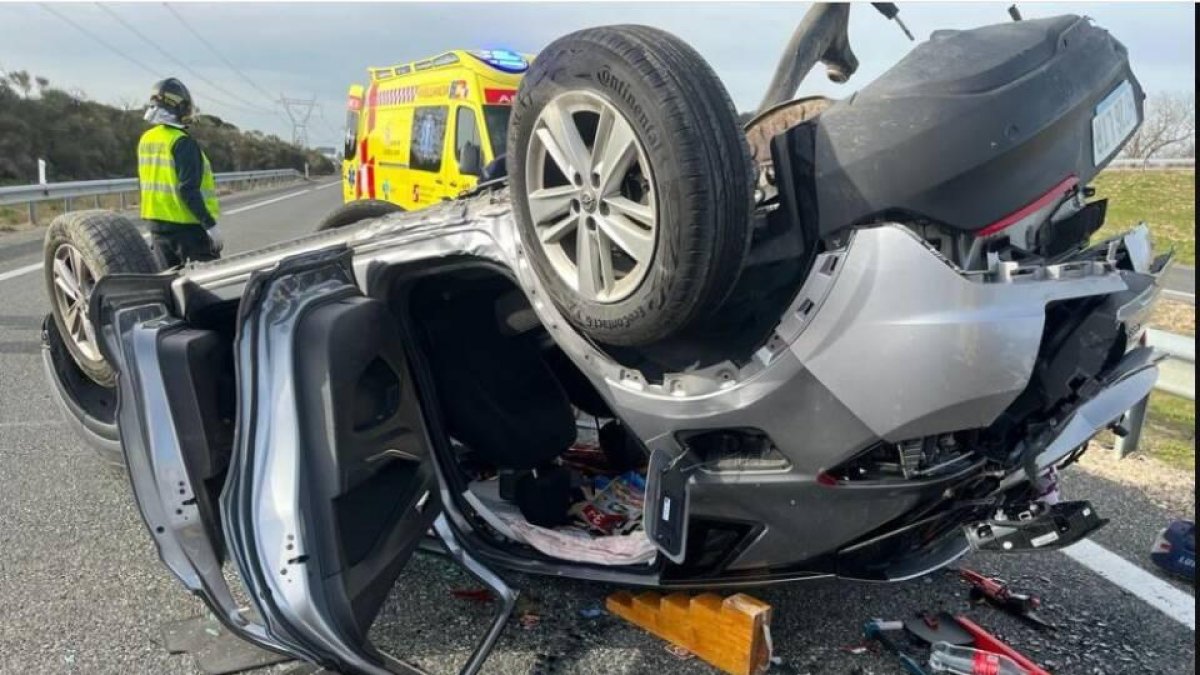 Estado en el quedó el turismo tras el acccidente en San Pablo de la Moraleja (Valladolid).