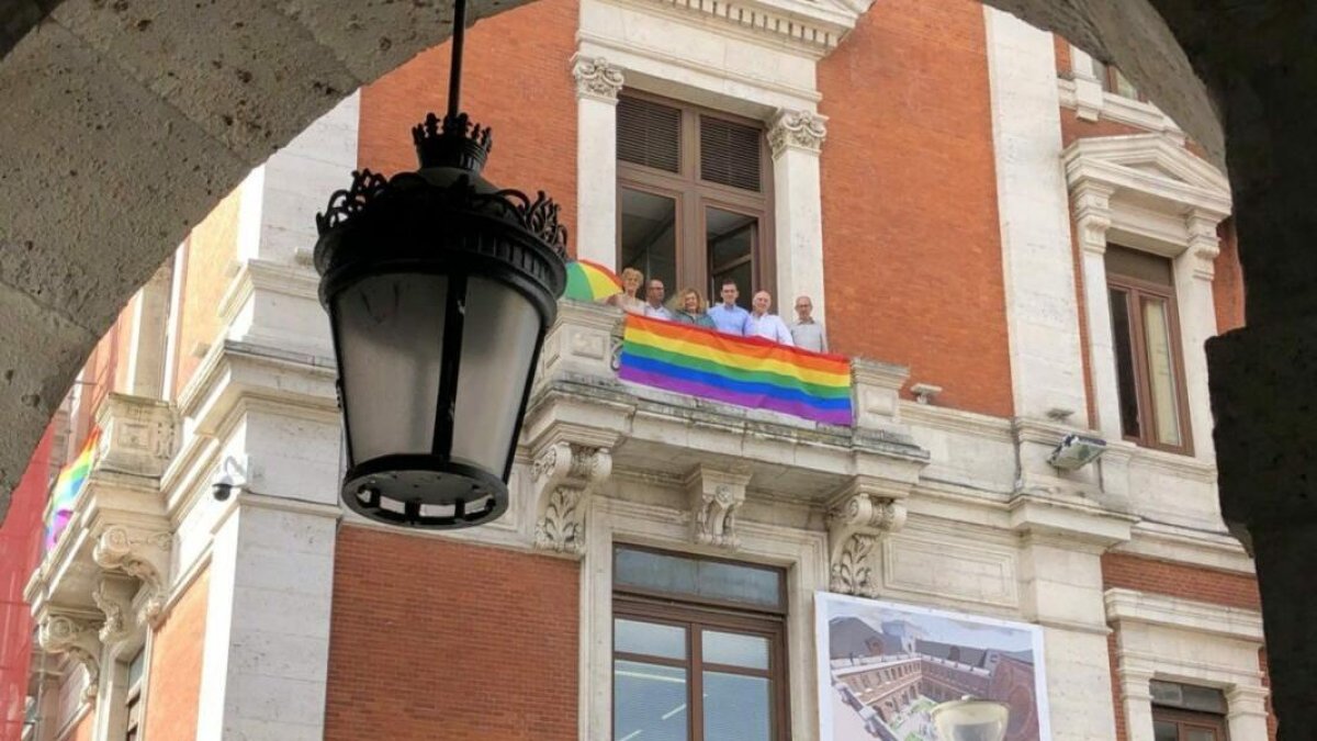 El PSOE de Valladolid coloca la bandera LGTBI en la ventana de sus dependencias en el Consistorio, imagen de archivo.