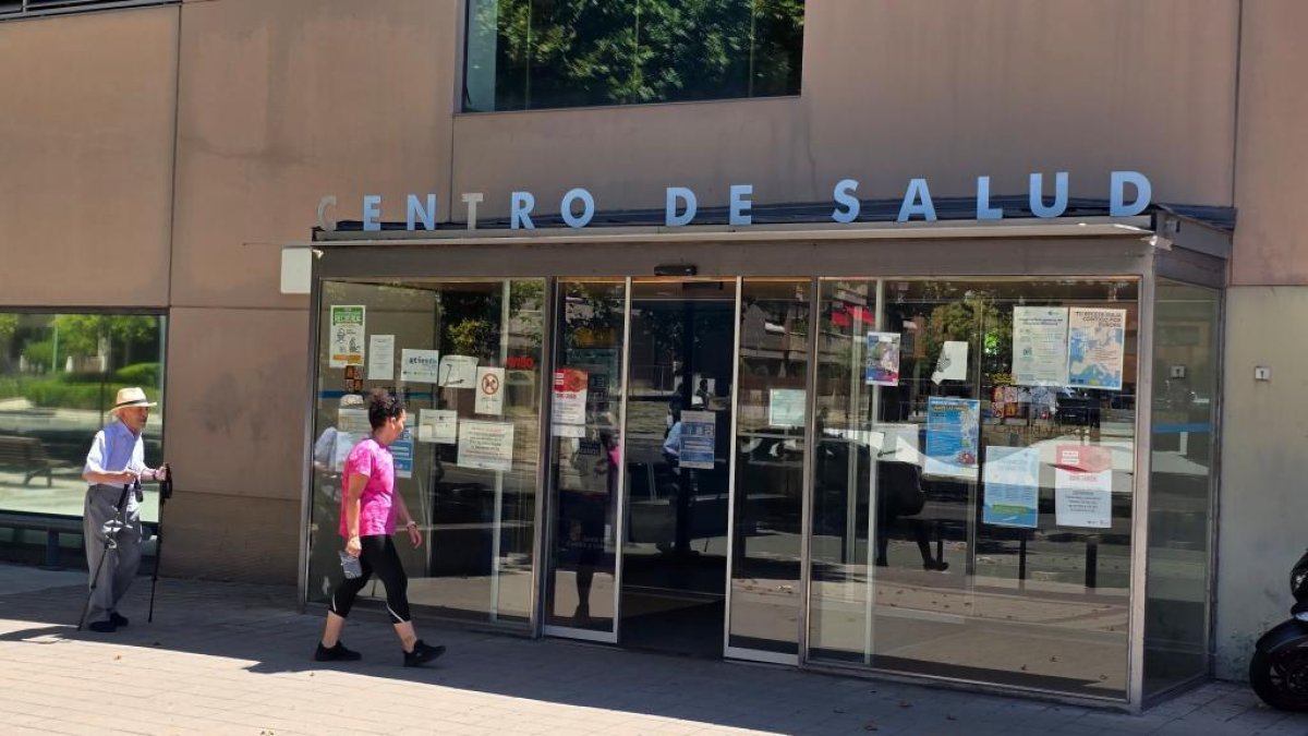 Puerta de acceso al centro de salud.
