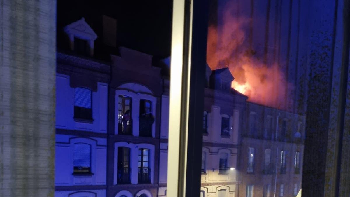 Incendio en un tejado de la calle San José