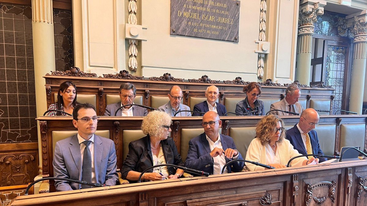 Concejales del PSOE durante el pleno municipal con Pedro Herrero en la izquierda de la primera bancada