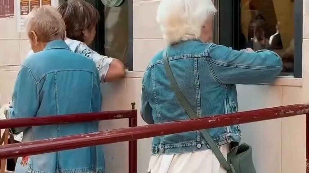Largas colas para la compra de entradas de la feria de la Virgen de San Lorenzo