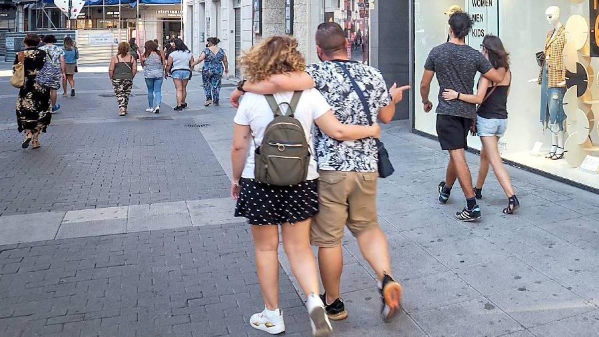 Transeúntes en la calle Santiago de Valladolid en una foto de archivo.