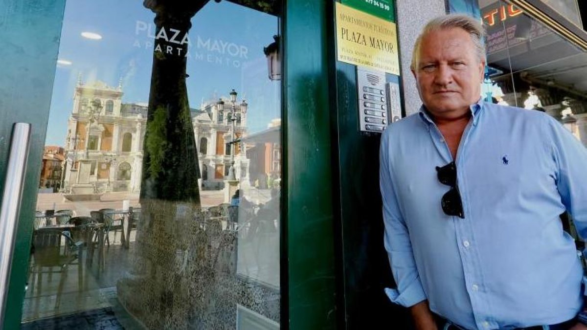 El presidente de la Federación, Fernando Álvarez, junto a un bloque de pisos turísticos en Valladolid