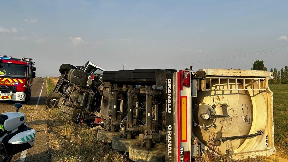 Accidente en Cabezón de Valderaduey donde el conductor del camión ha quedado atrapado en su interior.