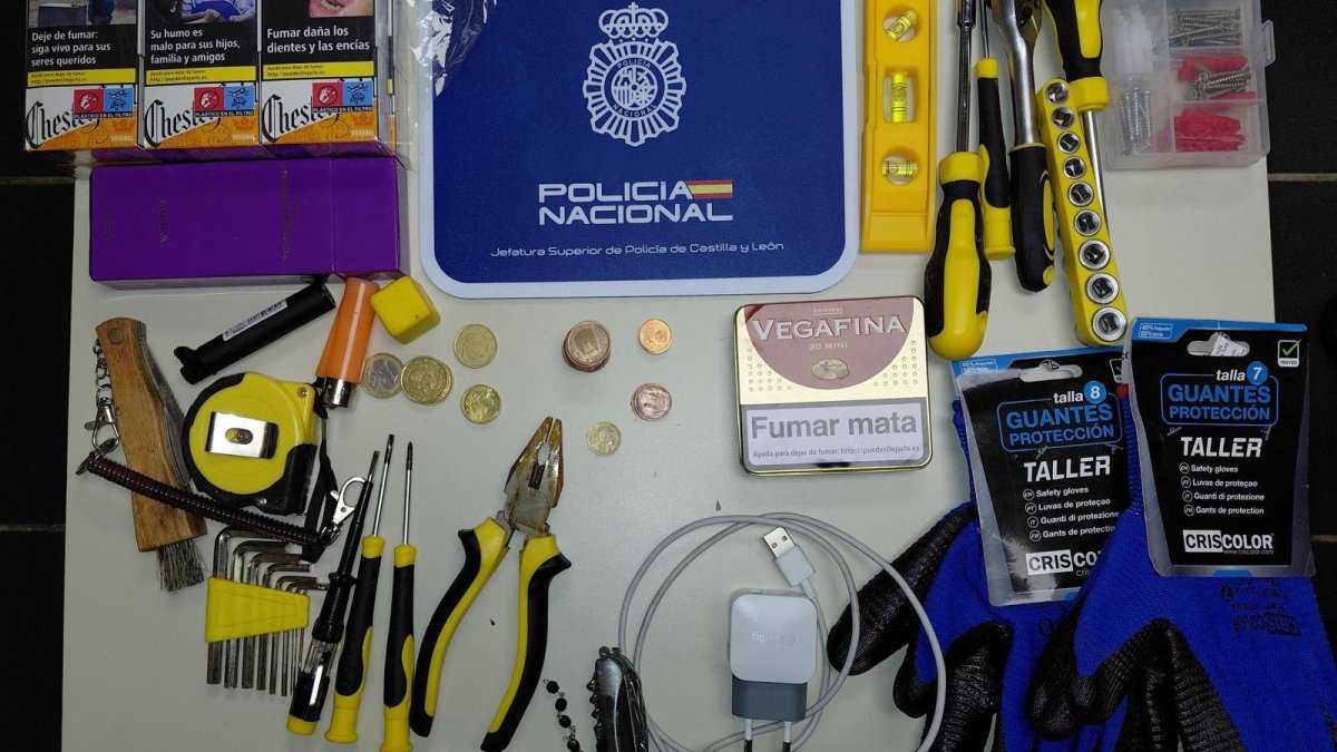 Imagen de los objetos intervenidos al sospechoso por la Policía Nacional