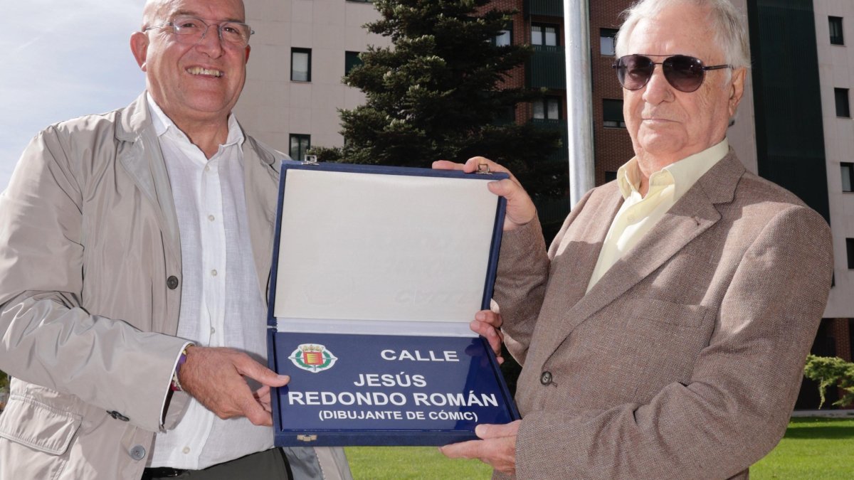 Jesús Julio Carnero y Jesús Redondo Román durante la inauguración de la calle.
