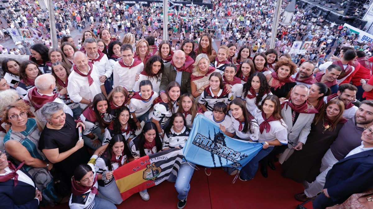 El alcalde Jesús Julio Carnero con las pregoneras de las fiestas de Valladolid