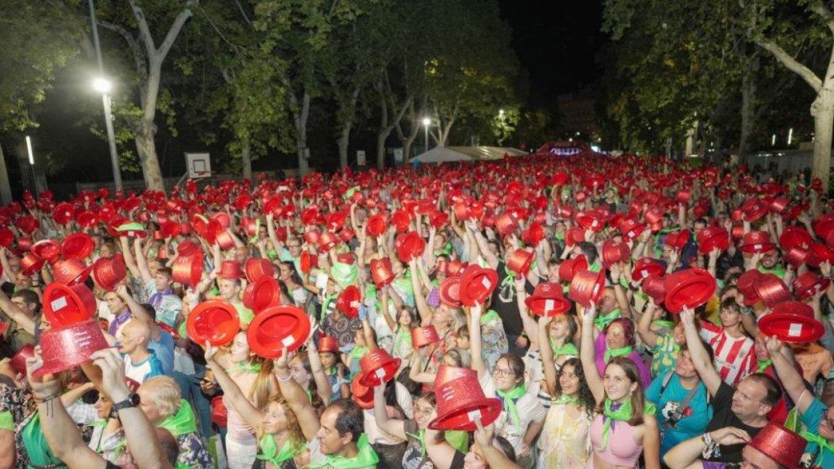 Récord Guinness del mayor número de personas poniéndose una chistera en una imagen de archivo.