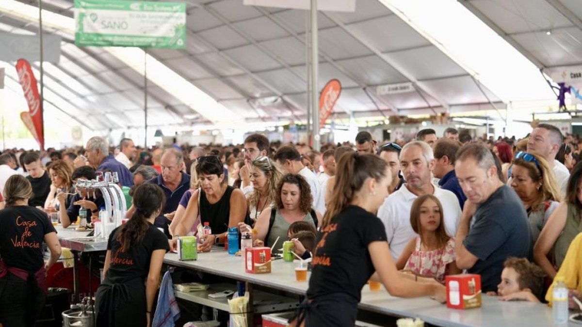 Ambiente en las casetas regionales el día de la inauguración oficial.