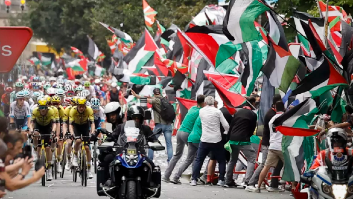 Manifestaciones pro Palestina durante una de las etapas de la Vuelta Ciclista a España.