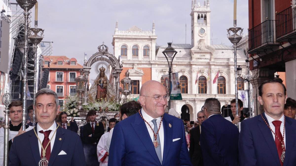 Carnero, en el centro, durante la procesión de la Virgen de San Lorenzo.