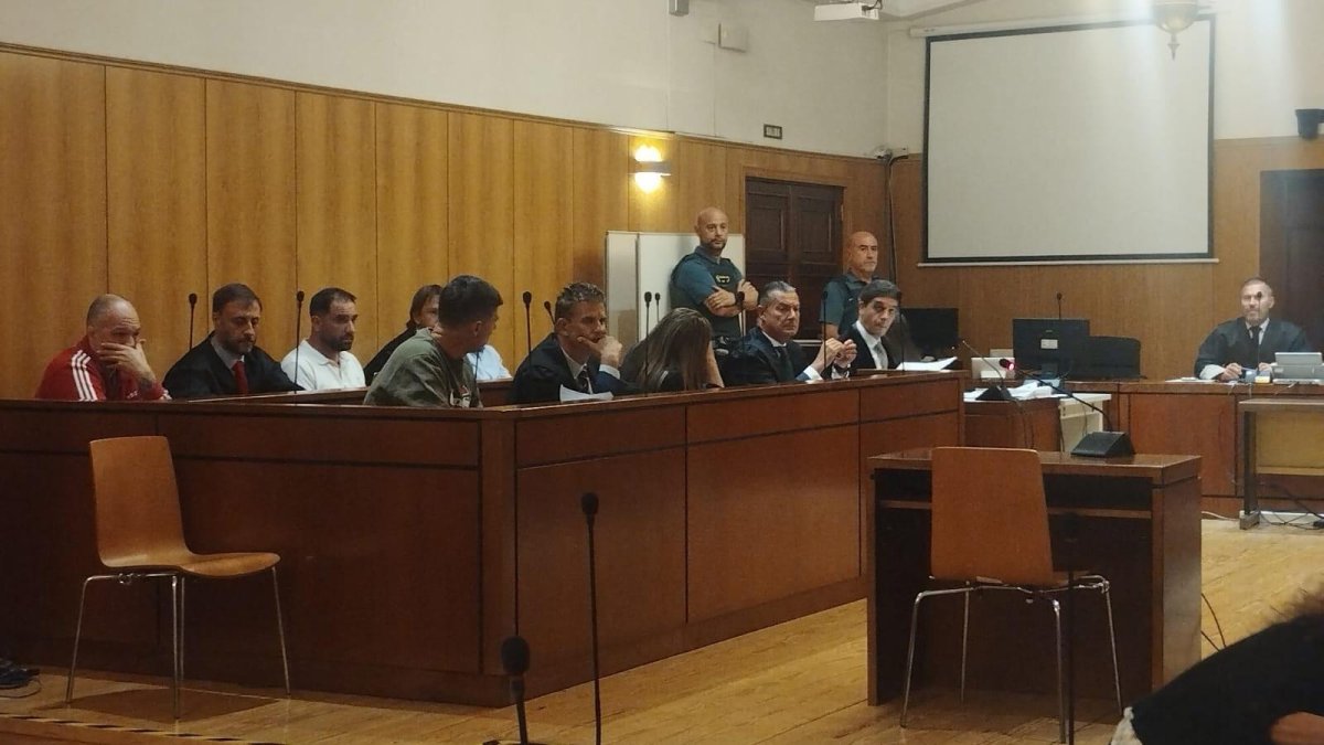 Los acusados por la 'operación Almendro' junto a sus letrados en el primer día del juicio en la Audiencia de Valladolid.