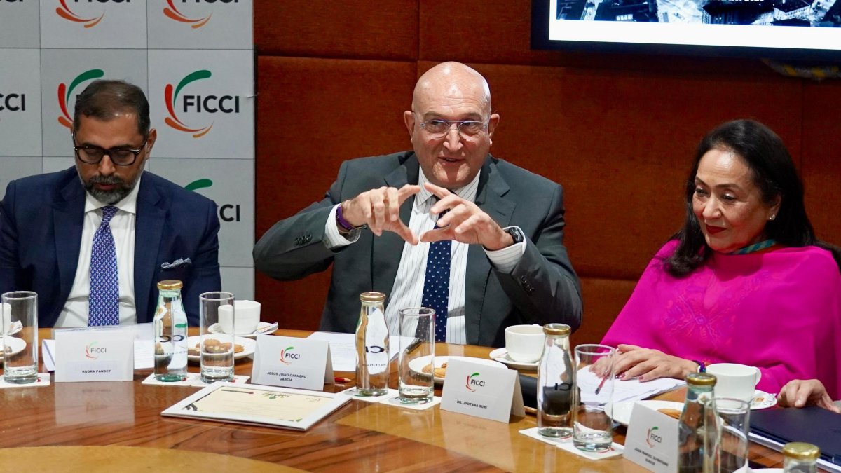 El alcalde de Valladolid Jesús Julio Carnero se reúne en Nueva Delhi con la presidenta de FICCI para fortalecer la cooperación empresarial con India de cara al Año Dual 2026