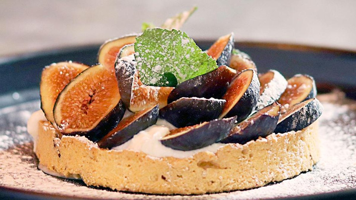 TARTITA DE ALMENDRAS CON CREMA E HIGOS