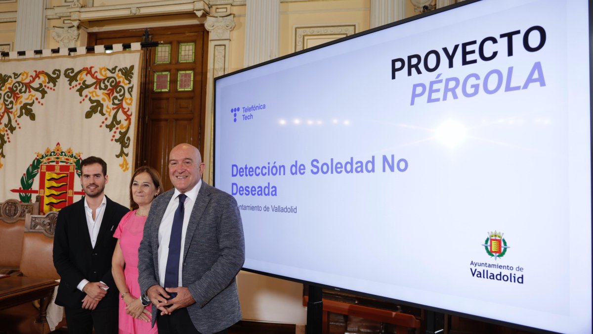 Rodrigo Nieto, Beatriz Herranz y Jesús Julio Carnero en el Ayuntamiento de Valladolid.