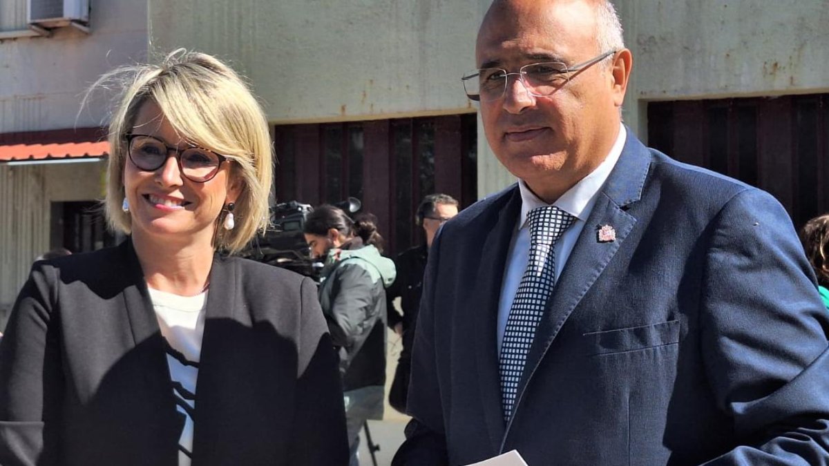 La directora del Centro, Nuria San José, y el subdelegado del Gobierno, Jacinto Canales.