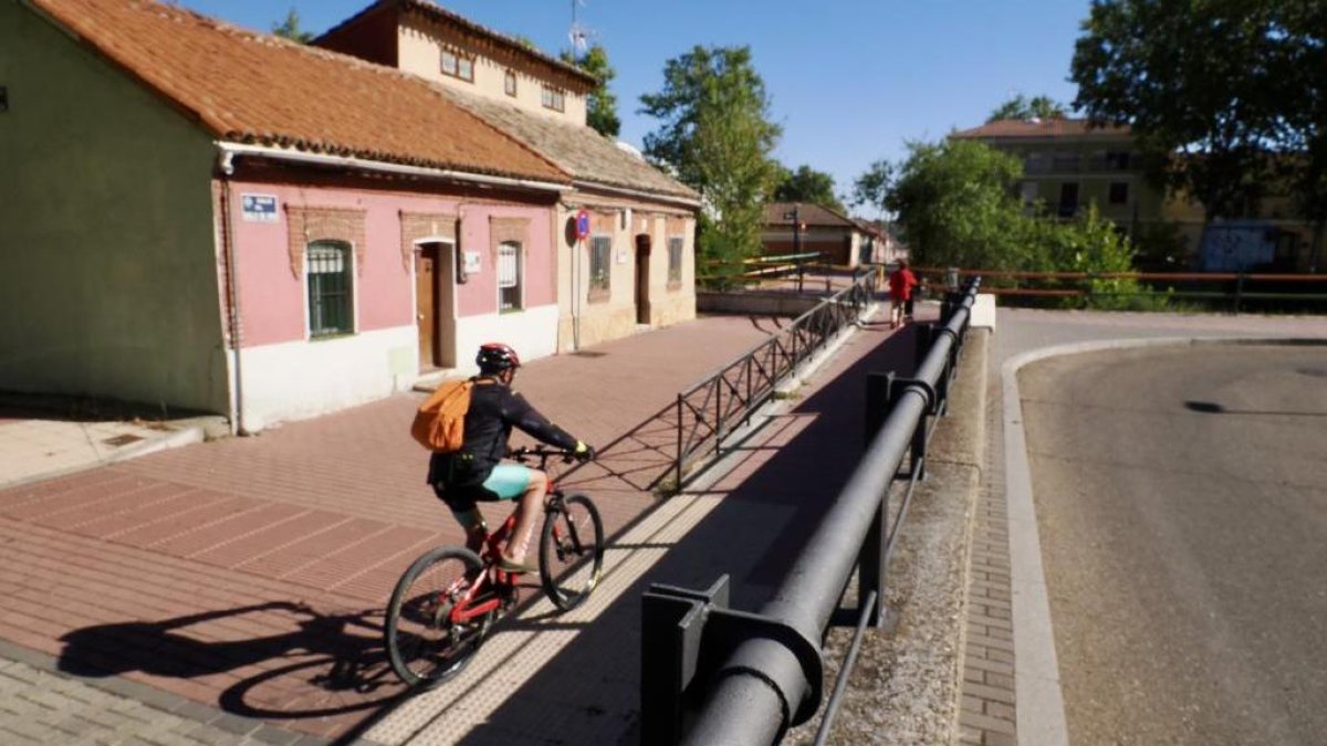 Zona donde se va a construir el carril bici para conectar las sendas del paseo del Cauce y la calle Rábida de Valladolid.