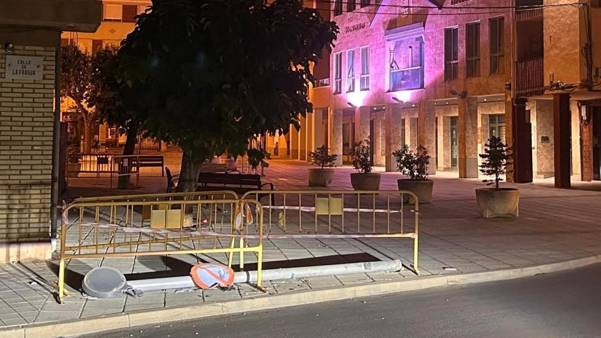 Farola derribada junto a la Plaza Mayor.