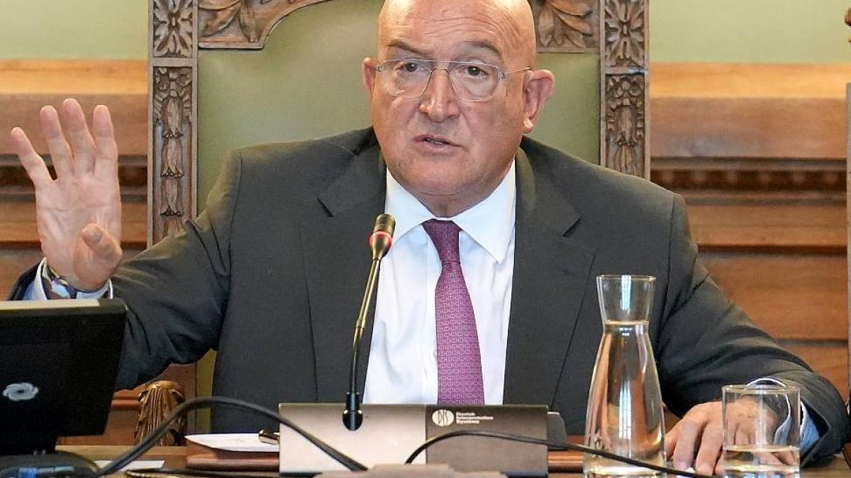 El alcalde de Valladolid, Jesús Julio Carnero, durante una intervención en el Pleno.
