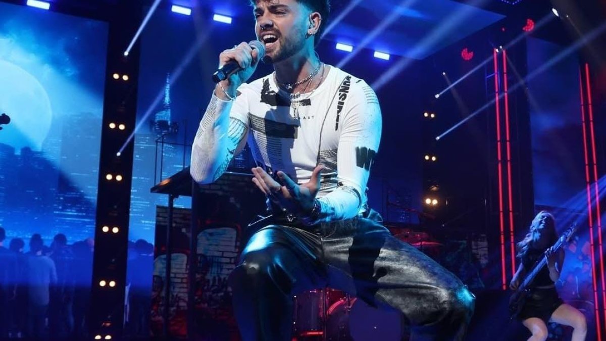 Iván Rojo interpretando 'It's My Life' en la Gala 1