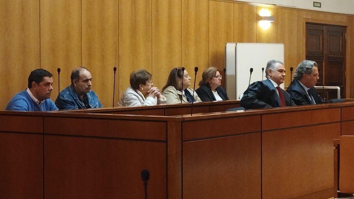 La madre y sus cuatro hijos encausados compartiendo banquillo en la Audiencia de Valladolid