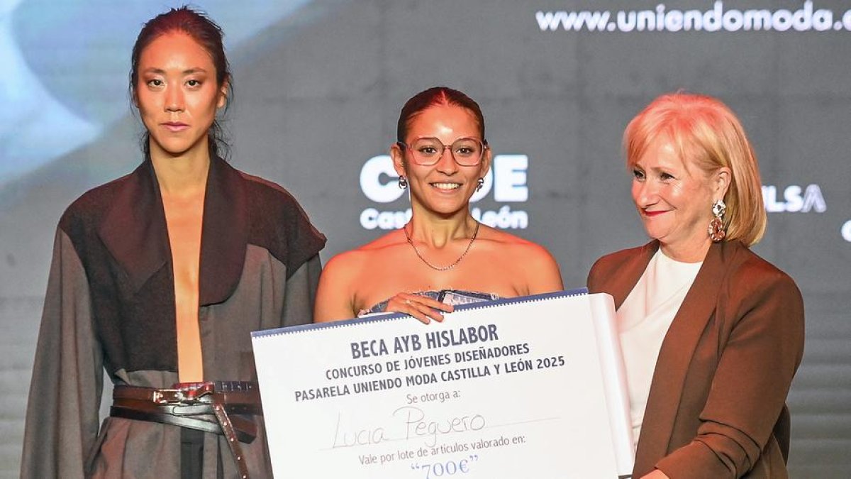 La consejera de Industria, Comercio y Empleo, Leticia García, entrega el premio del Concurso de Jóvenes Diseñadores de Castilla y León