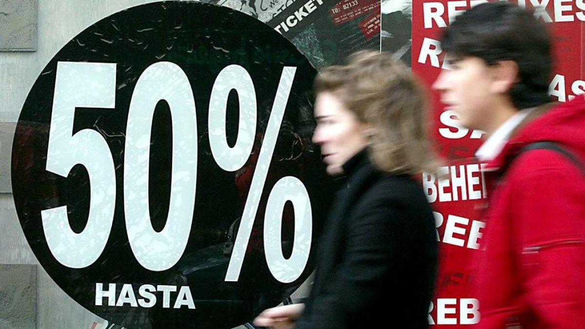 Escaparates de tiendas de Valladolid con carteles de rebajas en una foto de archivo.