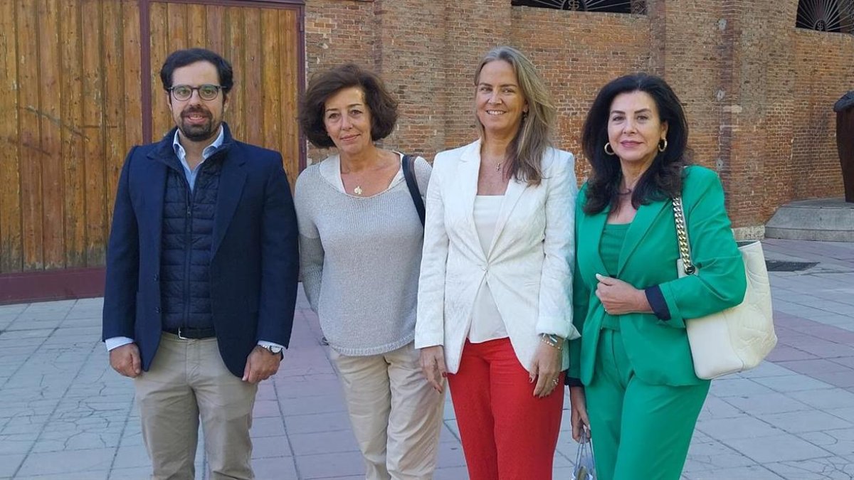 La portavoz de Cultura del Grupo Popular en el Congreso acompañada por los diputados del PP por Valladolid en las inmediaciones de la Plaza de Toros de Valladolid