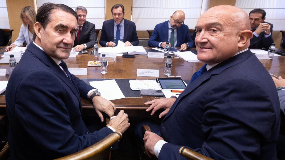 Juan Carlos Suárez Quiñones y Jesús Julio Carnero en la reunión de la SVAV.