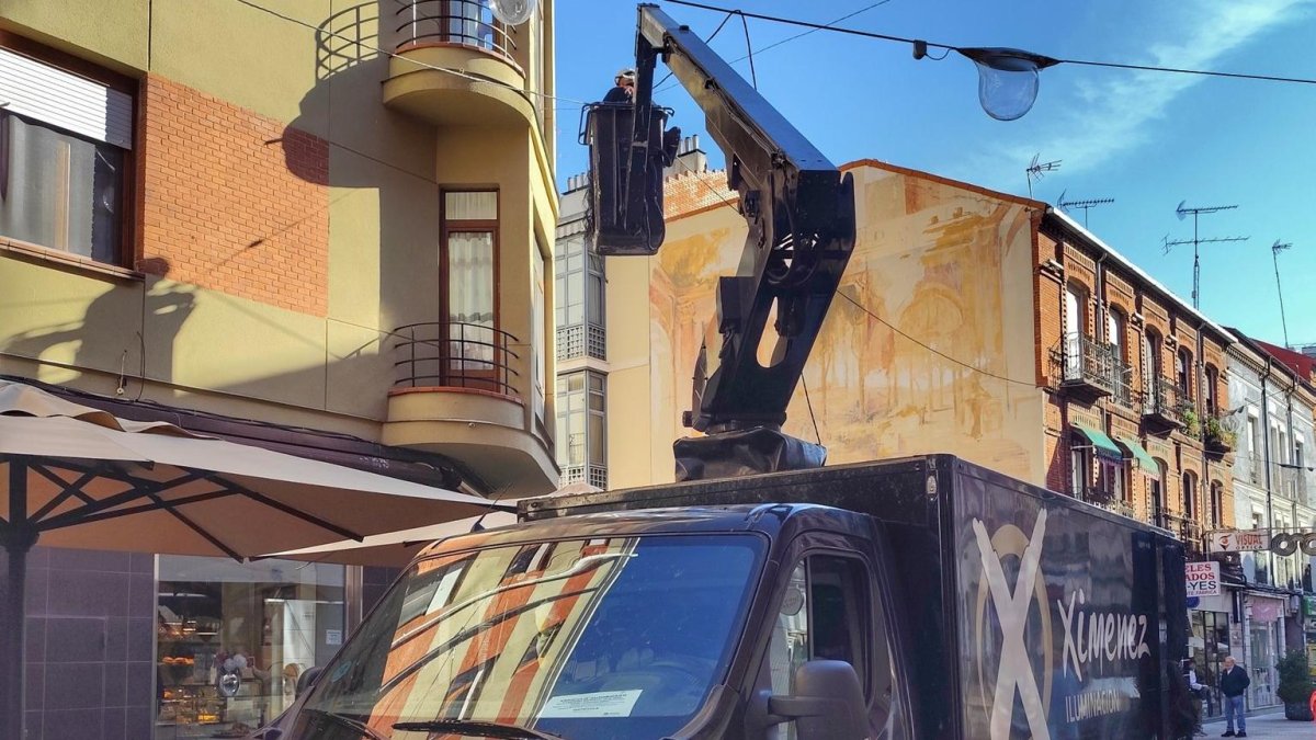 La empresa Ximenez comienza la instalación de las luces de Navidad en Valladolid