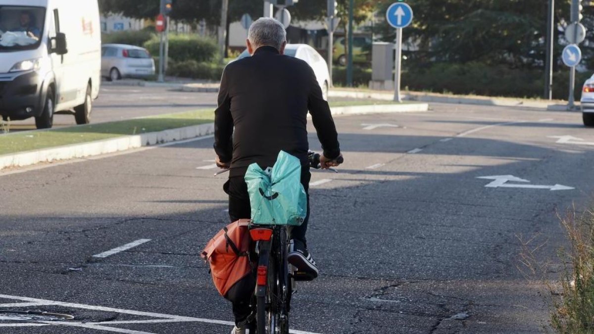 Una persona en bicicleta en el día de la entrada en vigor de la nueva Ordenanza de Movilidad