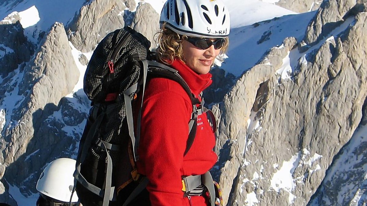 Ana Isabel Martínez escalando el Naranjo de Bulnes.