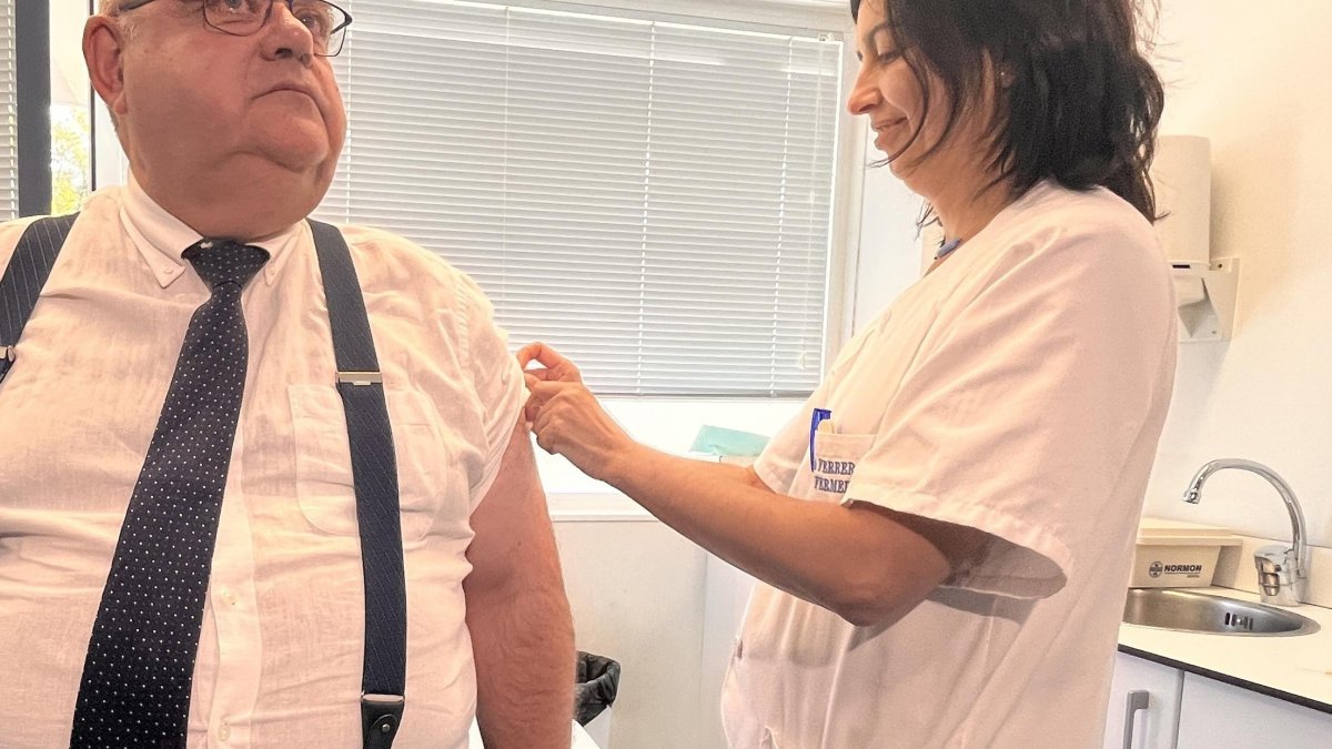 Elc onsejero en el momento de vacunarse de la gripe en Burgos.