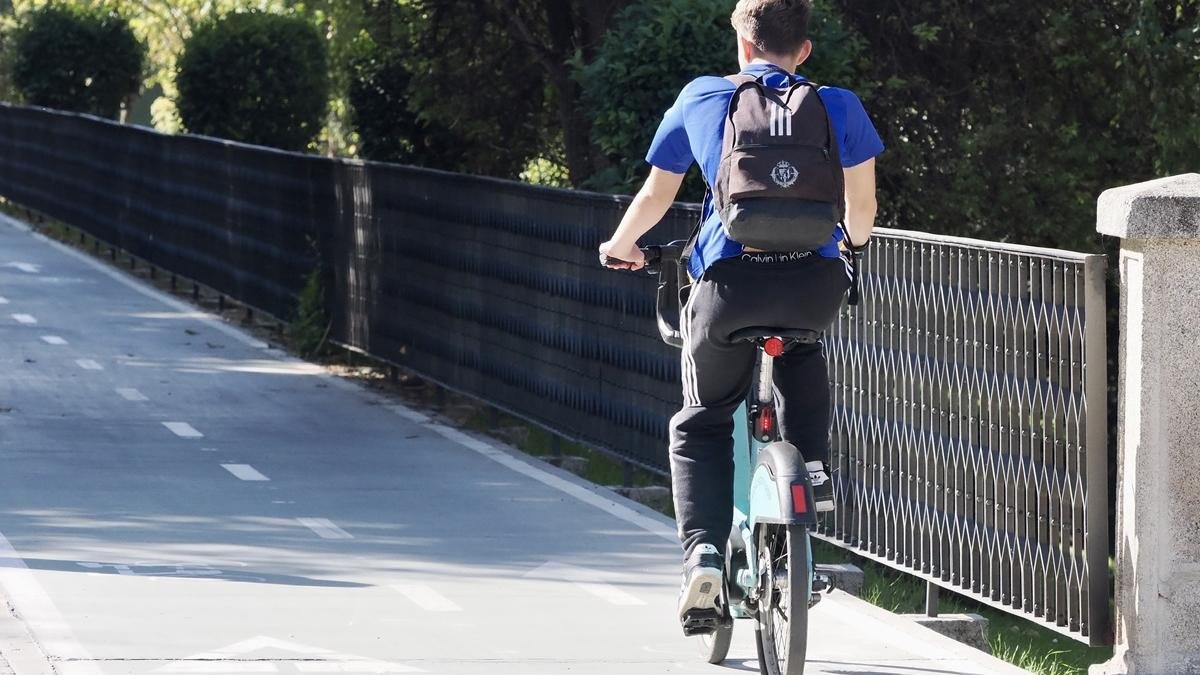 Una persona en bicicleta BIKI en una imagen de archivo