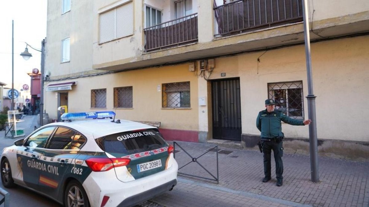 Un agente de la Guardia Civil poco después del crimen en el domicilio de Viana de Cega.