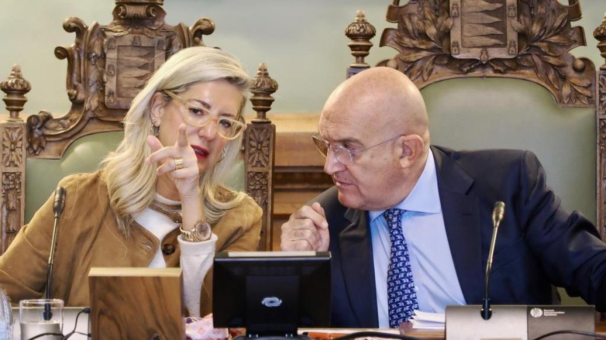 Carvajal y Carnero en el pleno del Ayuntamiento de Valladolid.