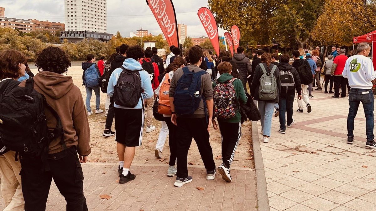 Voluntarios limpian el entorno del Pisuerga en Valladolid.