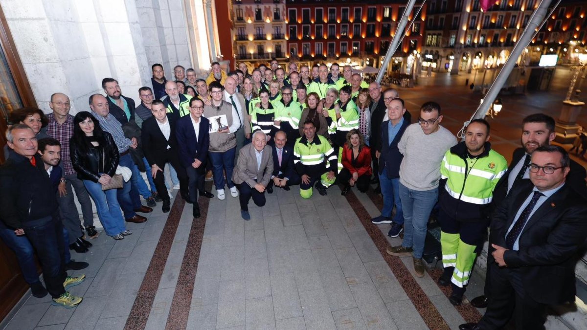 Carnero junto al Servicio de Limpieza de la ciudad