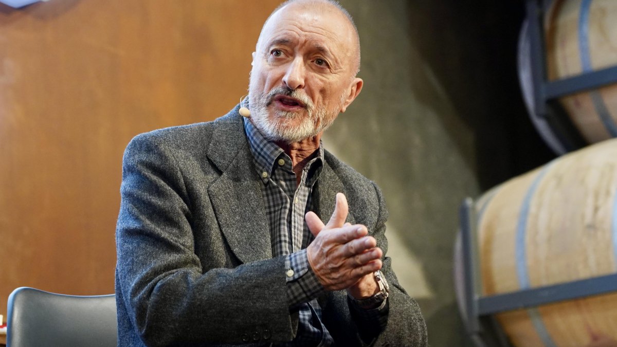 Los escritores Arturo Pérez-Reverte y María José Solano presentan en Bodegas Protos la nueva colección de obras de aventura de Zenda libros.