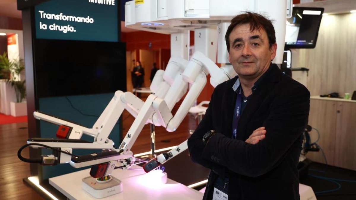 El cirujano David Pacheco con el nuevo modelo de robot quirúrgico Da Vinci
