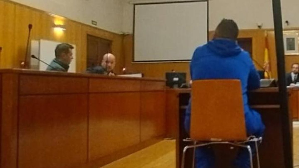En el banquillo, a la izquierda, el acusado de proferir insultos racistas contra una camarera y su letrado defensor.