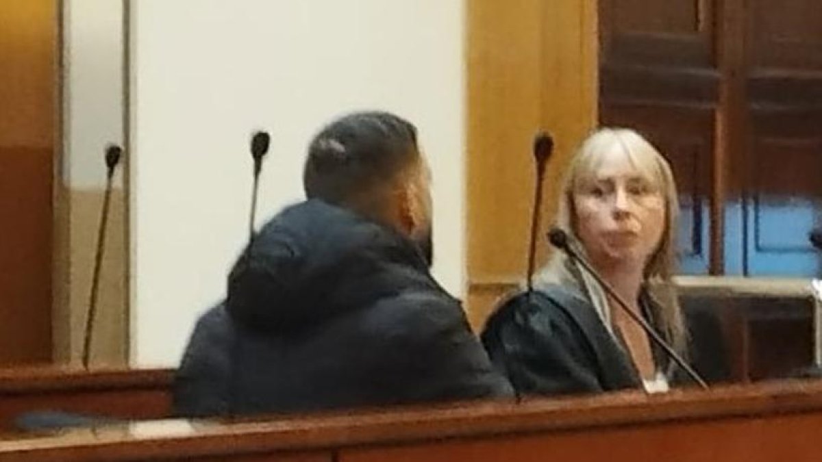 El acusado ocupa el banquillo junto a su letrada defensora.
