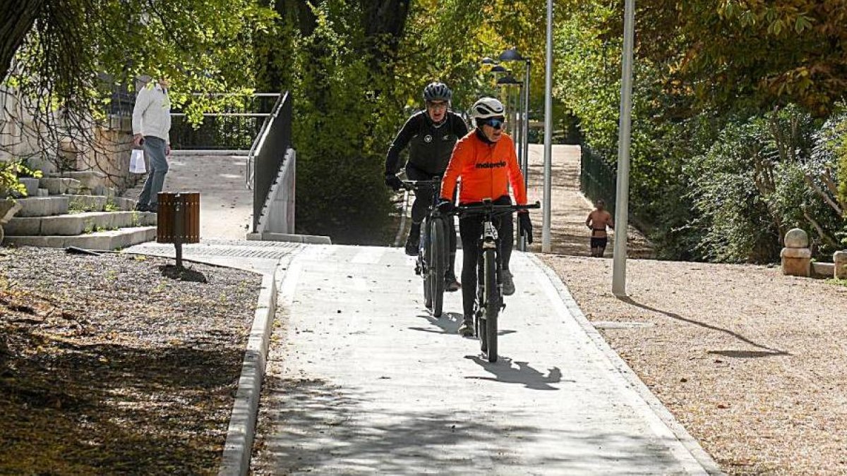 Ciclistas en el trazado del nuevo carril bici de Isabel la Católica.