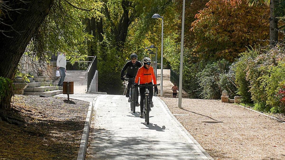 Ciclistas en el trazado del nuevo carril bici de Isabel la Católica.