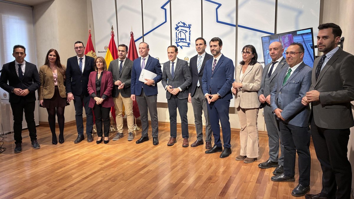 Íscar, junto a su equipo de Gobierno, antes de presentar las cuentas de la Diputación.