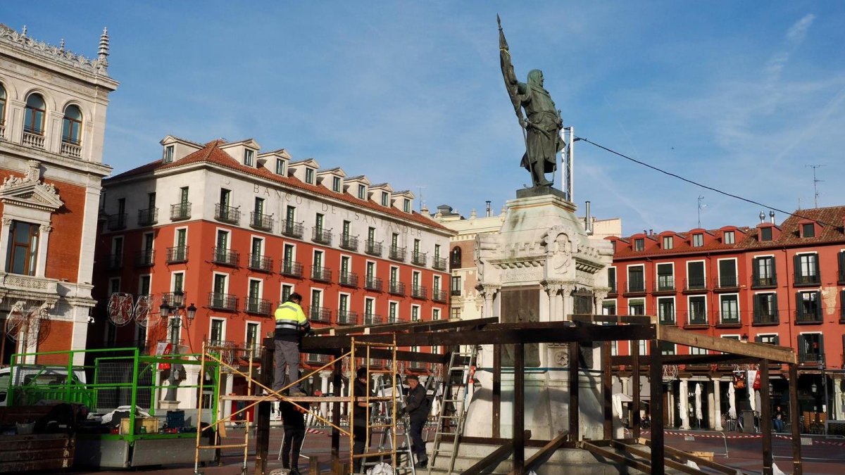 Comienzo del montaje del belén en la plaza Mayor del Valladolid.