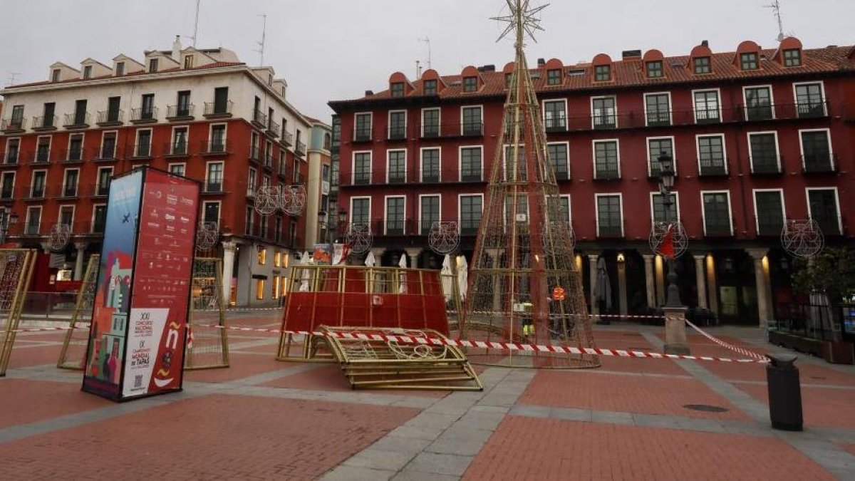 Decoración luces de Navidad en la calle Santiago y en la plaza Mayor.