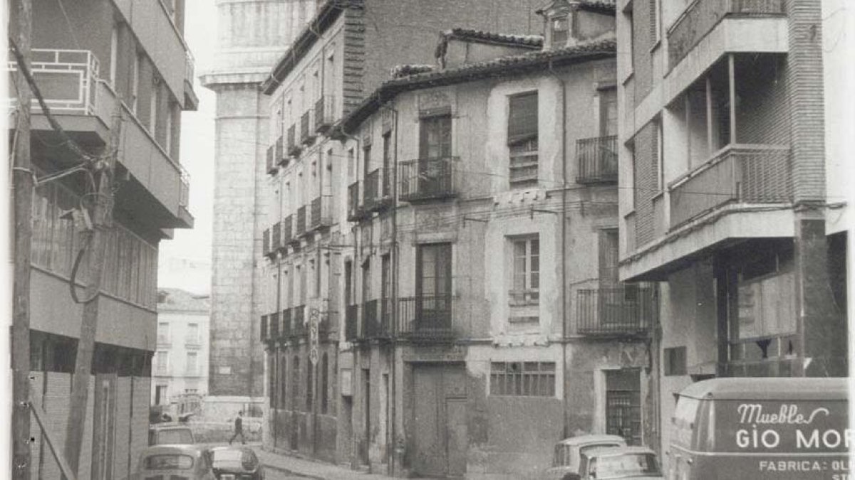 La calle Arribas, vista desde López Gómez y con la Catedral al fondo, en 1970.