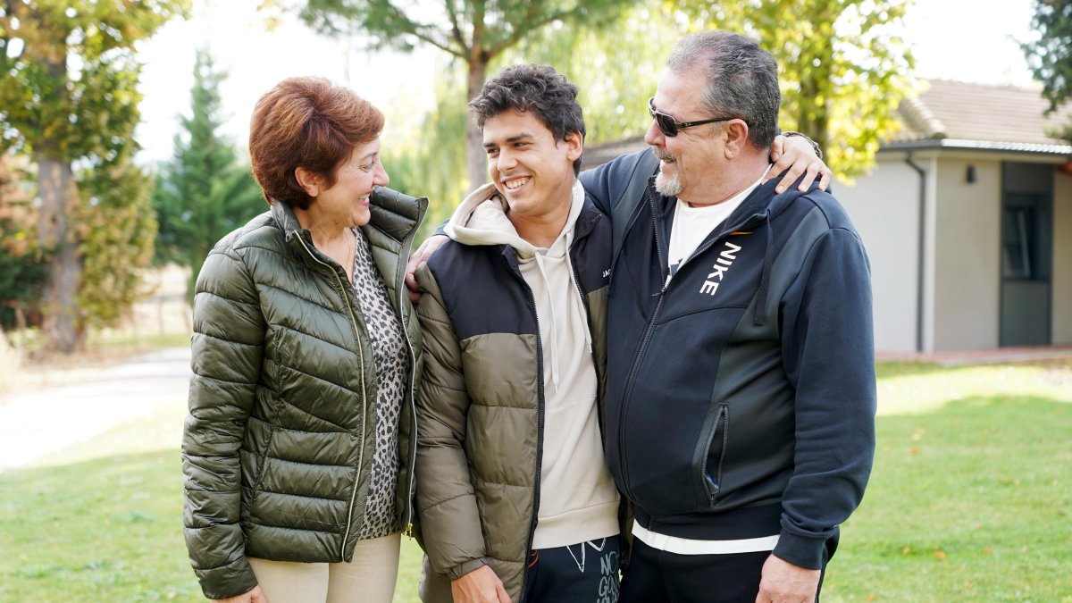 Iván junto a sus padres en las instalaciones de Centro San Juan de Dios